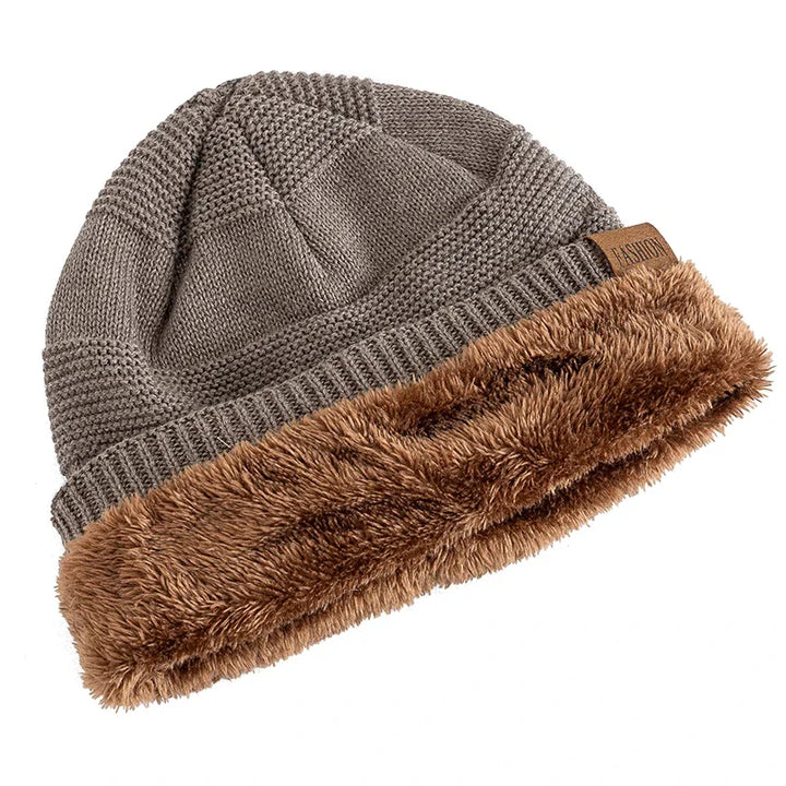 Men's textured knitted slouch beanie with plush lining and side label