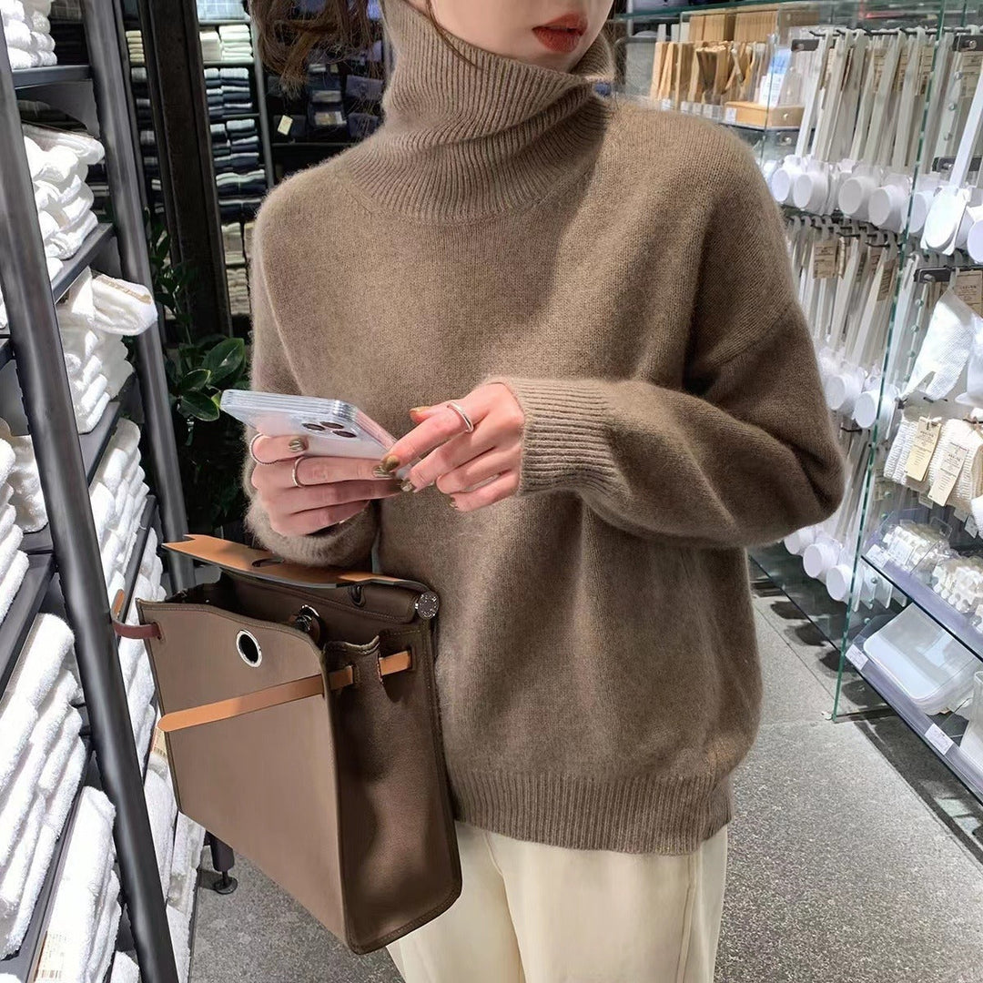 Women's relaxed turtleneck sweater with long sleeves and ribbed trims