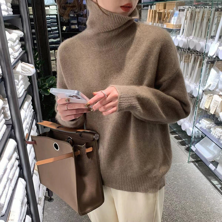 Women's relaxed turtleneck sweater with long sleeves and ribbed trims