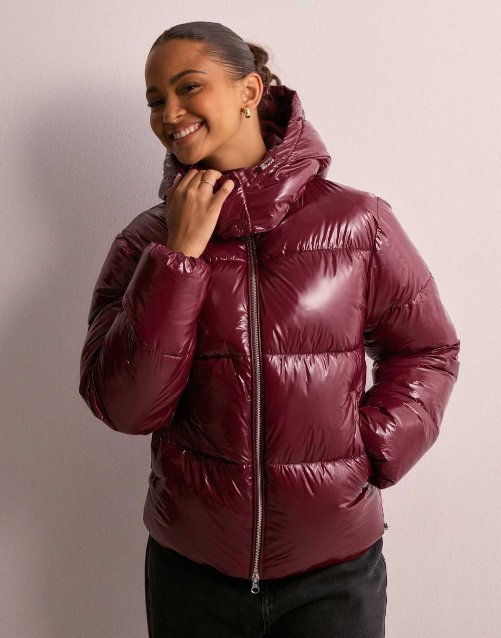 Women's glossy quilted puffer jacket with hood and front zip