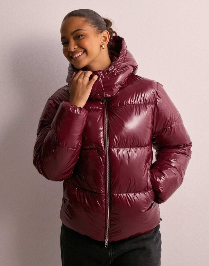 Women's glossy quilted puffer jacket with hood and front zip