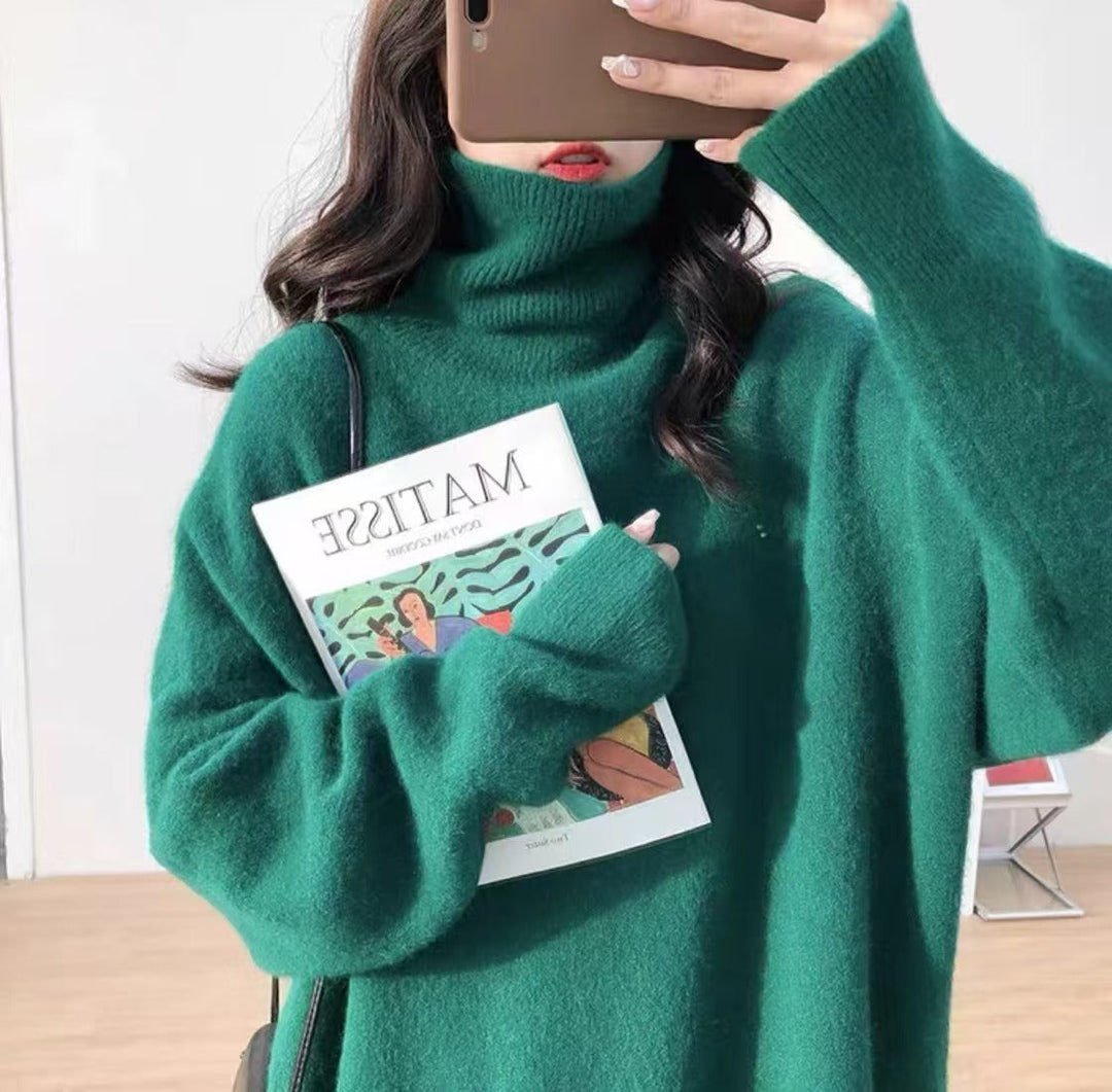 Women's relaxed turtleneck sweater with long sleeves and ribbed trims
