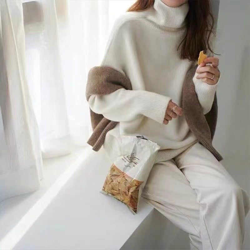 Women's relaxed turtleneck sweater with long sleeves and ribbed trims
