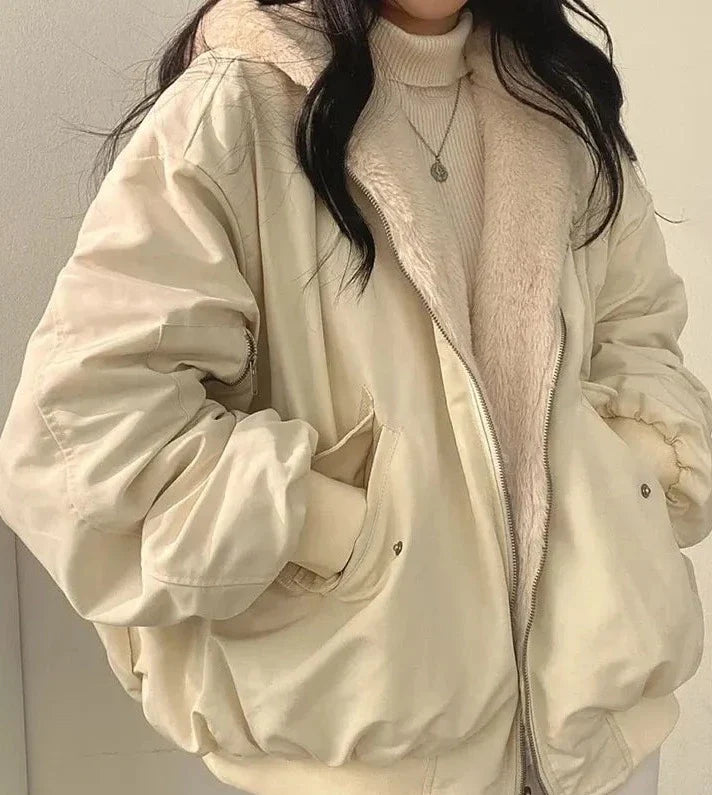 Women's relaxed winter jacket with sherpa-style lining, zipper front and long sleeves