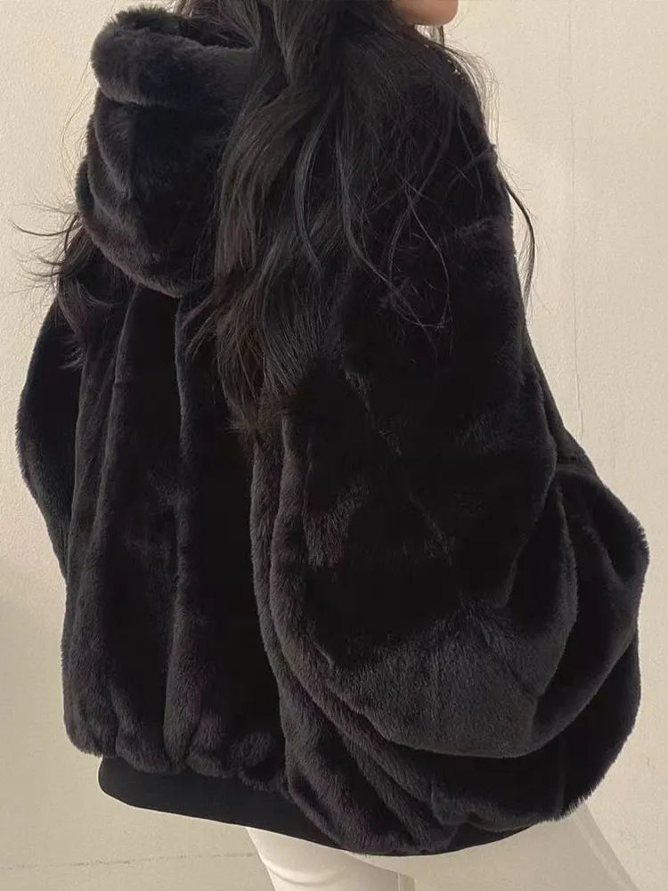Women's relaxed winter jacket with sherpa-style lining, zipper front and long sleeves