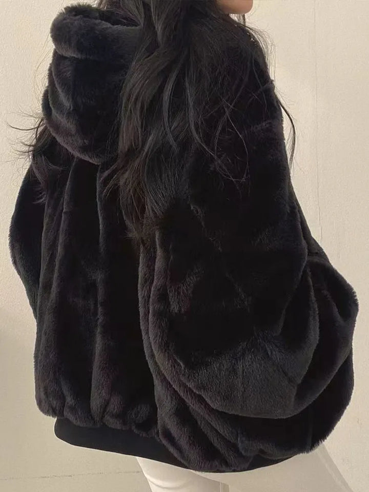 Women's relaxed winter jacket with sherpa-style lining, zipper front and long sleeves