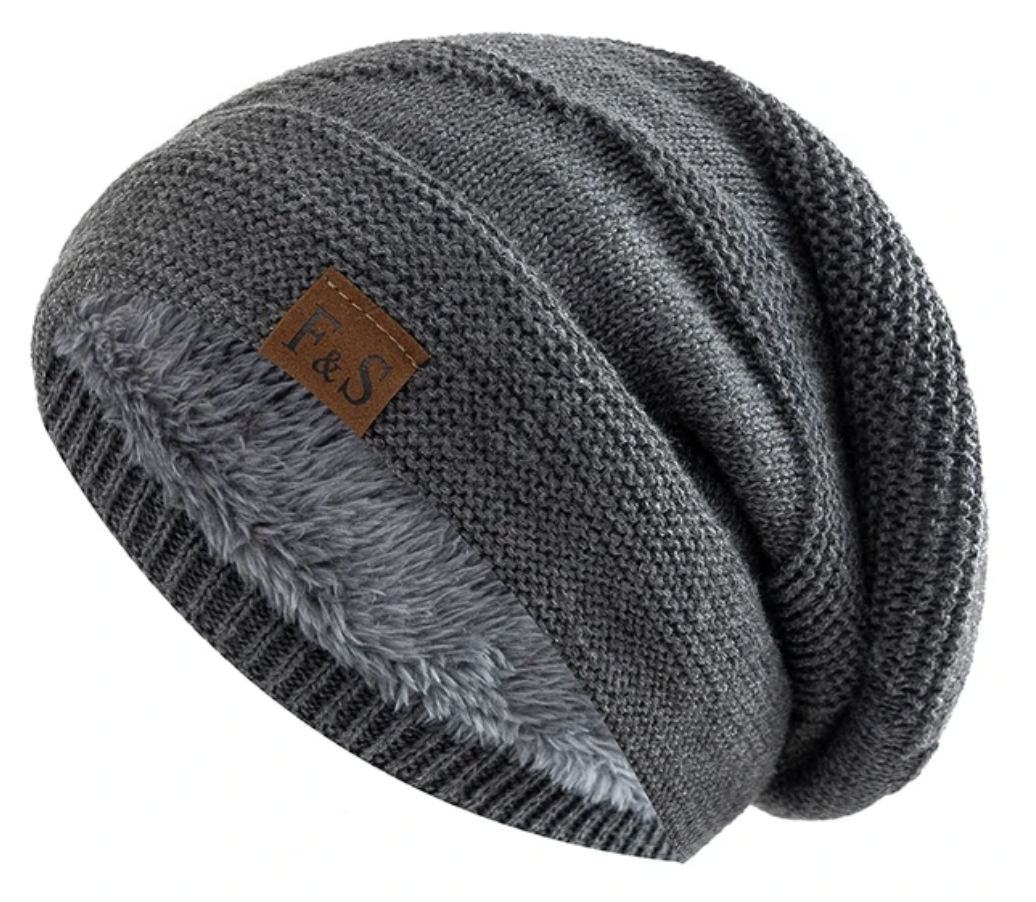 Men's textured knitted slouch beanie with plush lining and side label