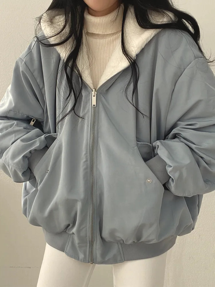 Women's relaxed winter jacket with sherpa-style lining, zipper front and long sleeves