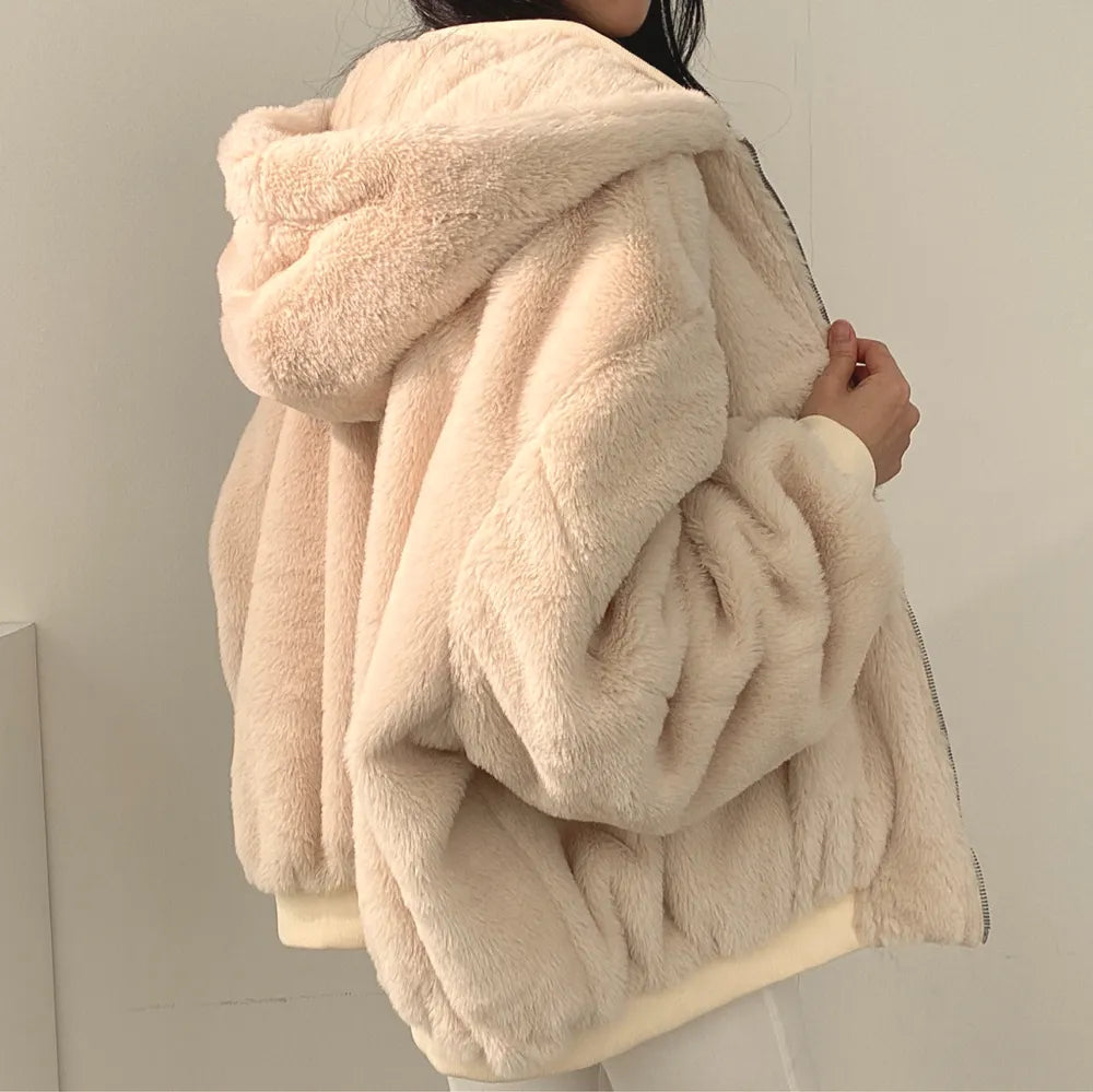 Women's relaxed winter jacket with sherpa-style lining, zipper front and long sleeves