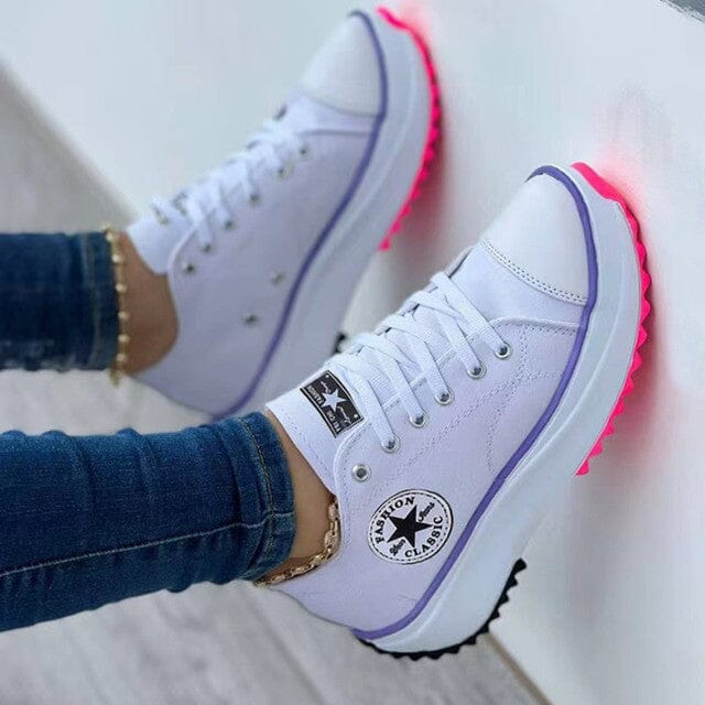 Women's low-top lace-up sneakers with platform soles and side patches