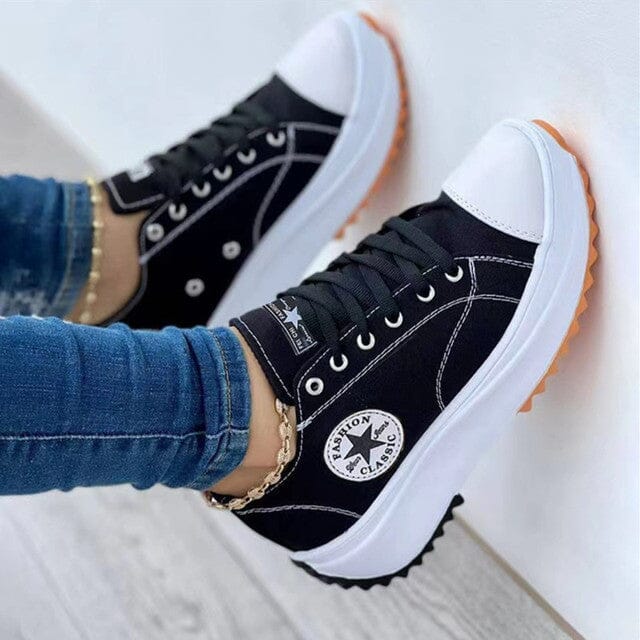 Women's low-top lace-up sneakers with platform soles and side patches
