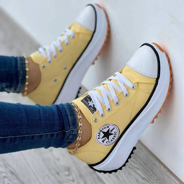 Women's low-top lace-up sneakers with platform soles and side patches