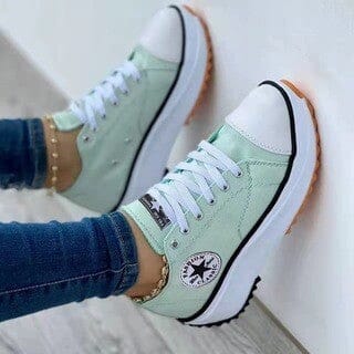 Women's low-top lace-up sneakers with platform soles and side patches