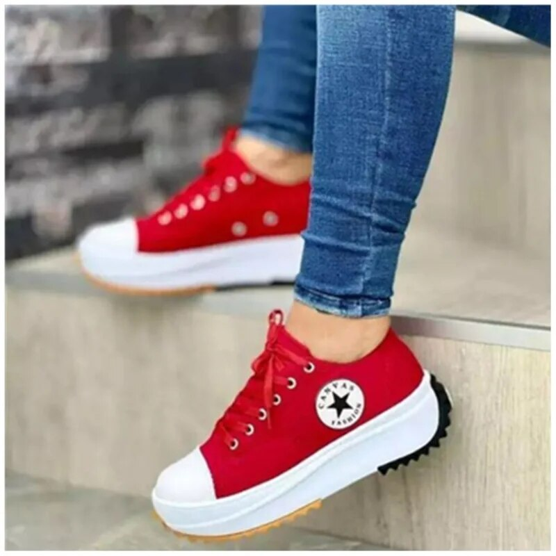 Women's low-top lace-up sneakers with platform soles and side patches