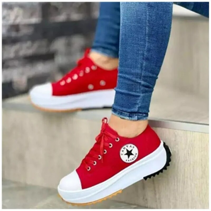 Women's low-top lace-up sneakers with platform soles and side patches