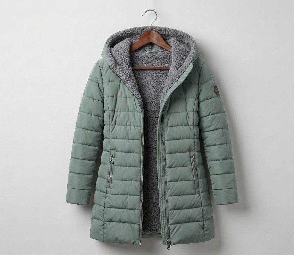 Women's quilted hooded coat with long sleeves and zip pockets