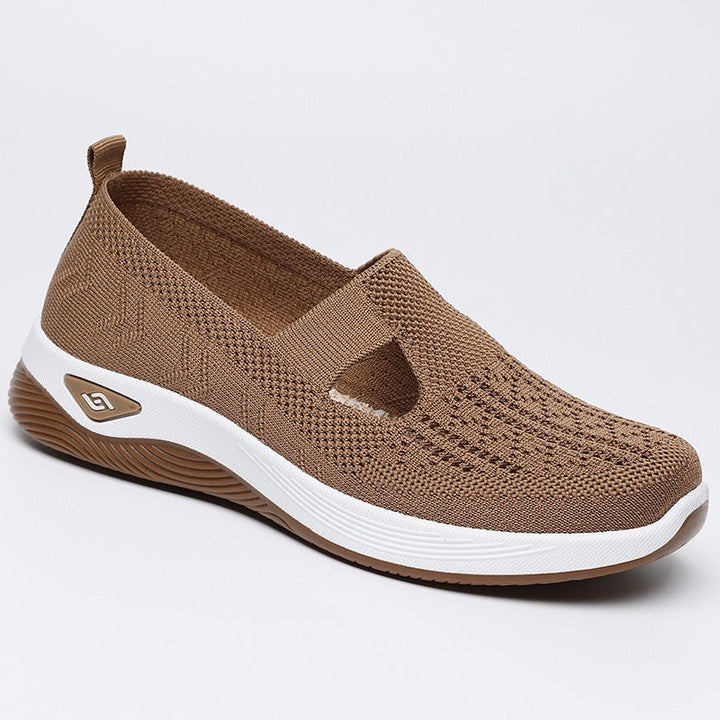 Women's knitted slip-on ballet flat with round toe and contrast sole