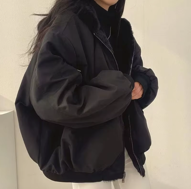 Women's relaxed winter jacket with sherpa-style lining, zipper front and long sleeves