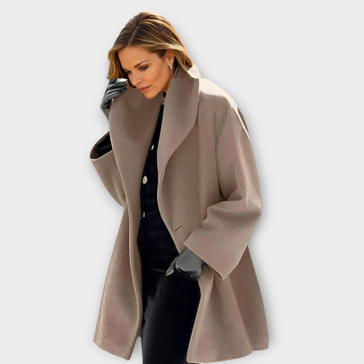 Women's oversized coat with wide collar and open front