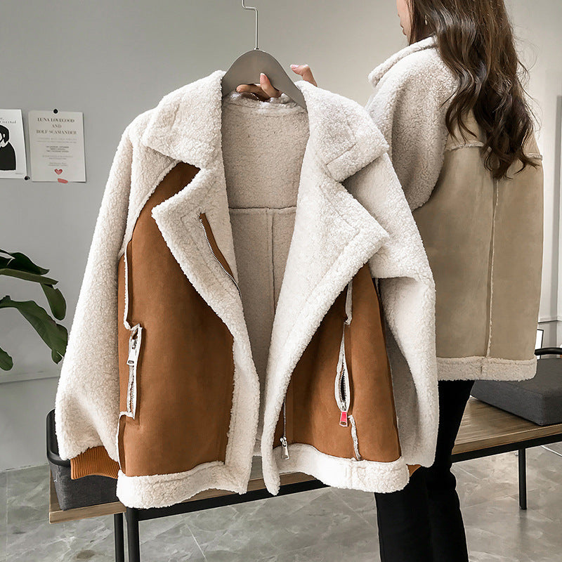 Women's oversized sherpa jacket with notched collar and zip pockets