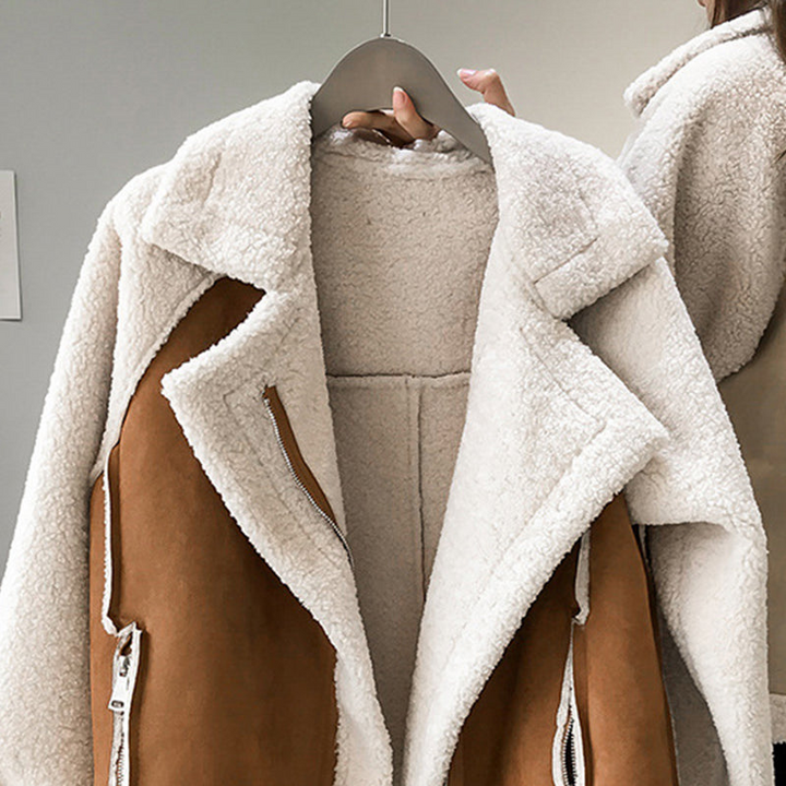 Women's oversized sherpa jacket with notched collar and zip pockets