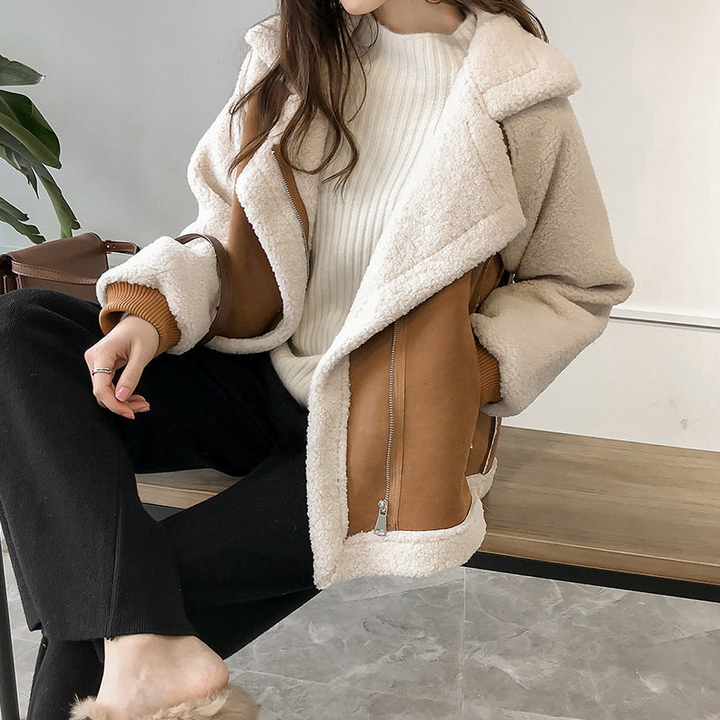 Women's oversized sherpa jacket with notched collar and zip pockets