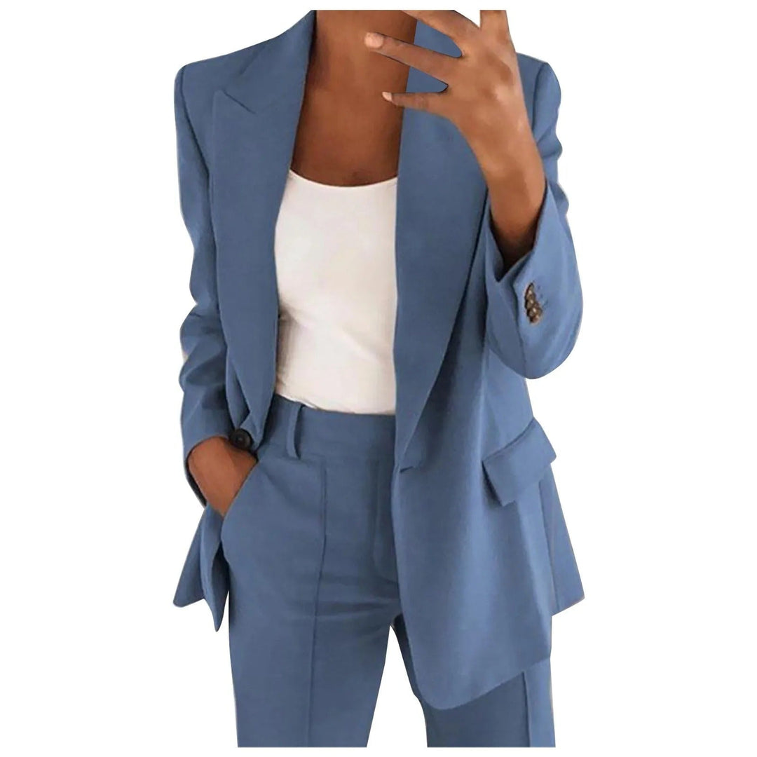 Women's solid blazer and trousers set with notched lapels and flap pockets