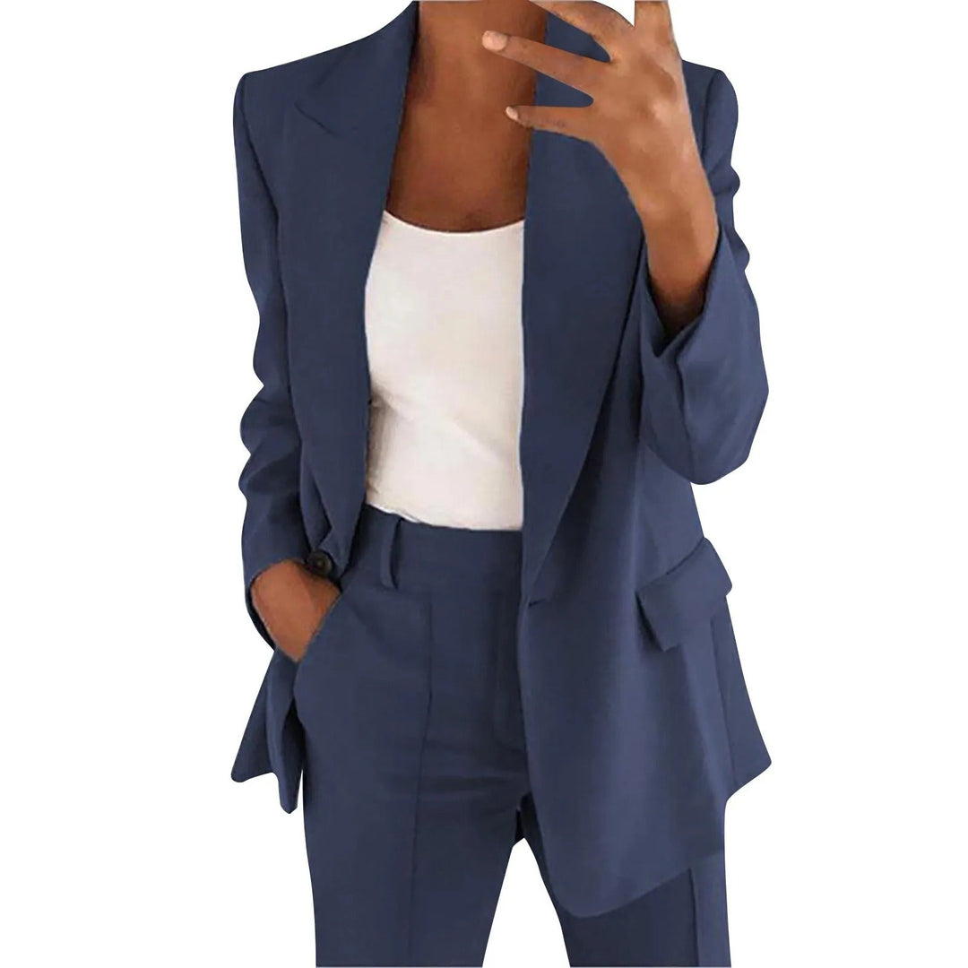 Women's solid blazer and trousers set with notched lapels and flap pockets
