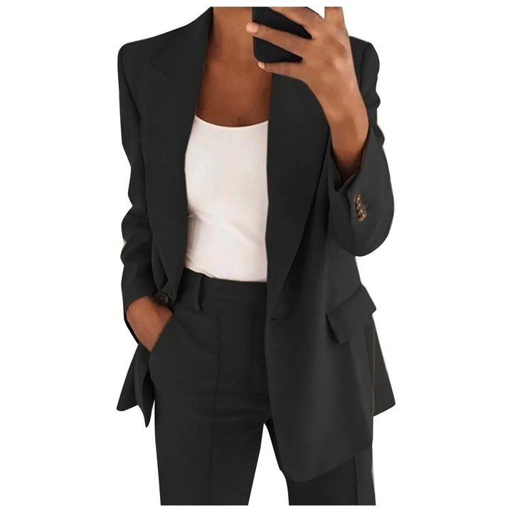 Women's solid blazer and trousers set with notched lapels and flap pockets