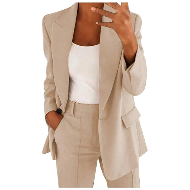 Women's solid blazer and trousers set with notched lapels and flap pockets