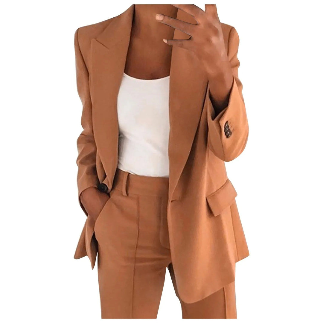 Women's solid blazer and trousers set with notched lapels and flap pockets