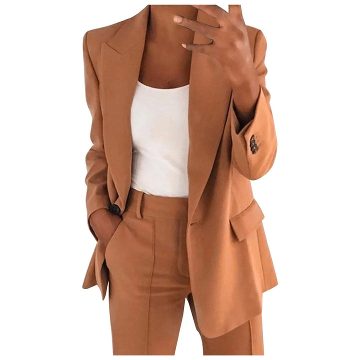 Women's solid blazer and trousers set with notched lapels and flap pockets