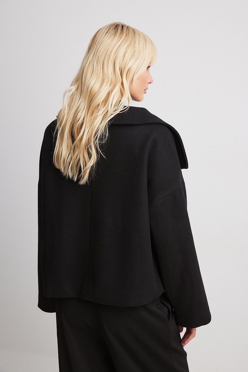 Women's cropped double-breasted coat with oversized collar and long sleeves