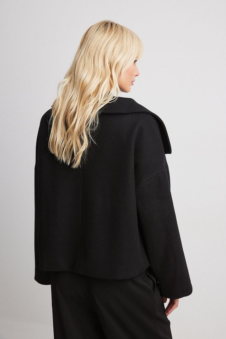 Women's cropped double-breasted coat with oversized collar and long sleeves