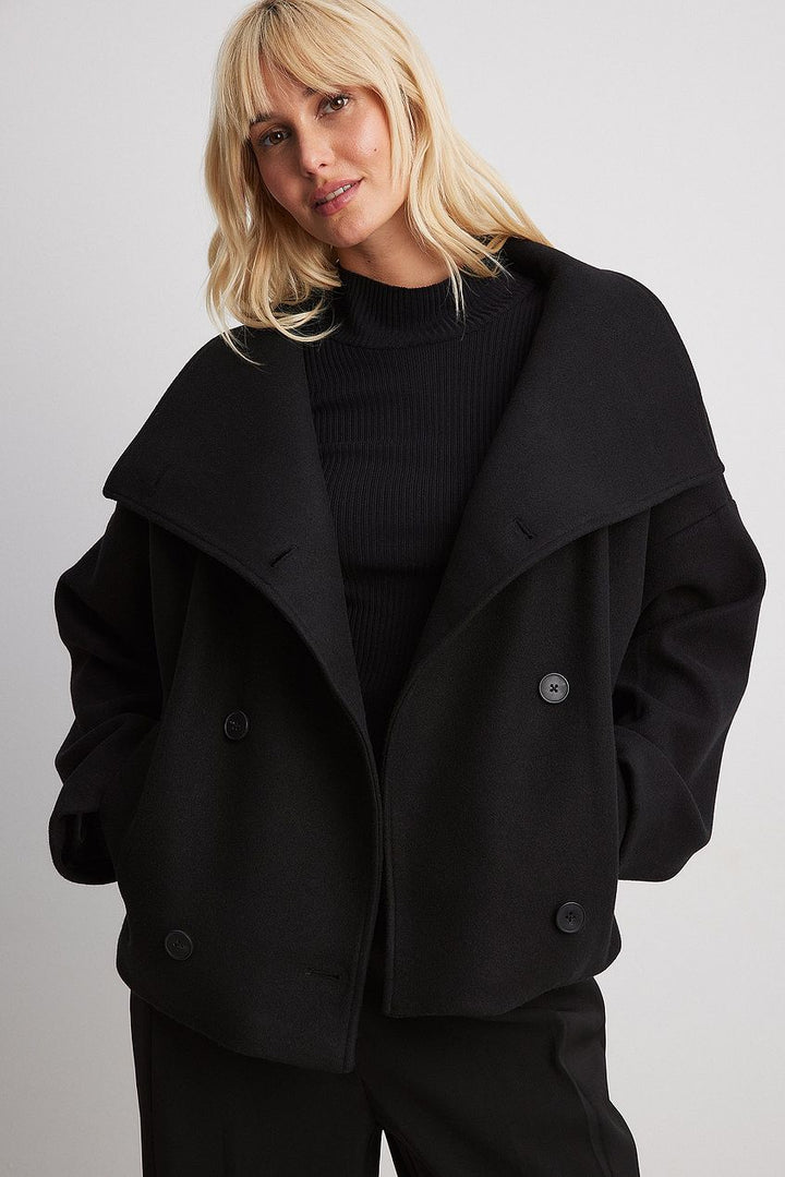 Women's cropped double-breasted coat with oversized collar and long sleeves