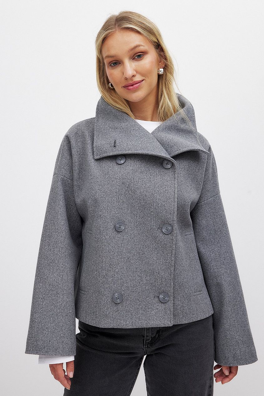 Women's cropped double-breasted coat with oversized collar and long sleeves