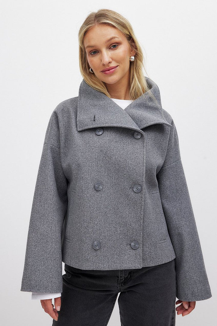 Women's cropped double-breasted coat with oversized collar and long sleeves