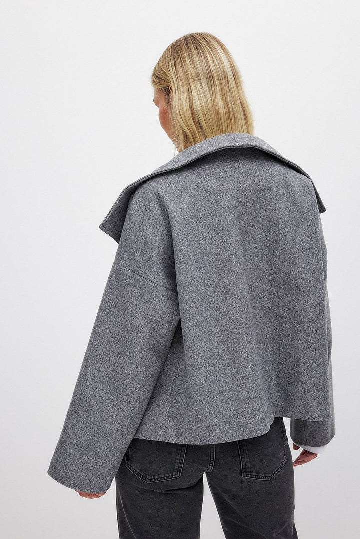 Women's cropped double-breasted coat with oversized collar and long sleeves