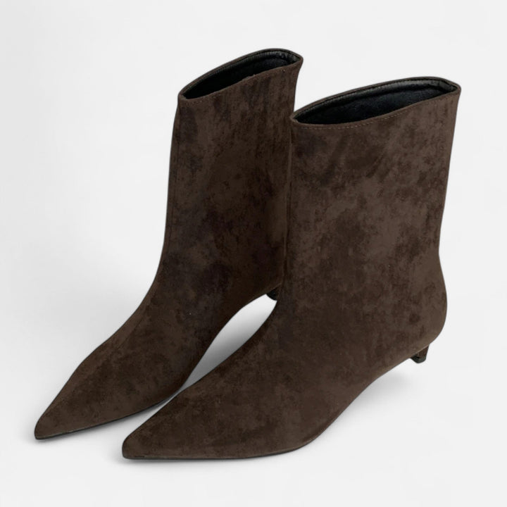 Women's pointed toe ankle boots with low heels and short shafts