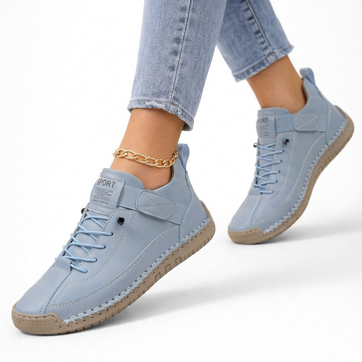 Women's lace-up low-top sneakers with round toe and flat sole