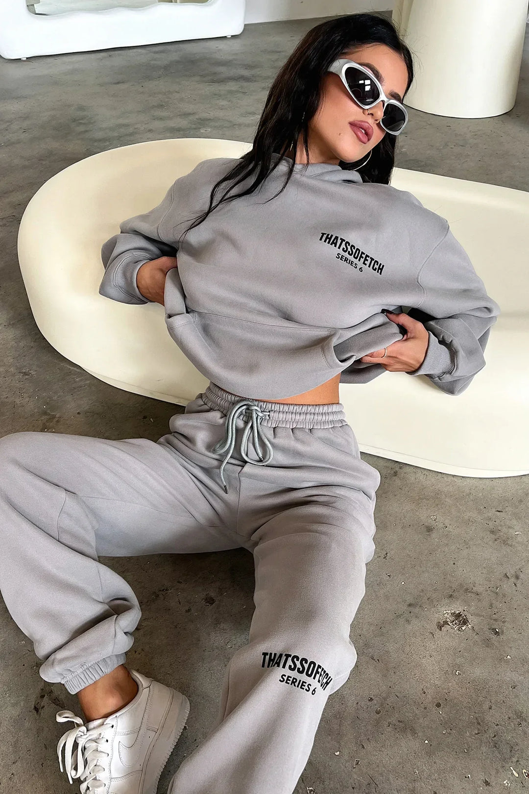 Women's oversized graphic hoodie with hood and kangaroo pocket