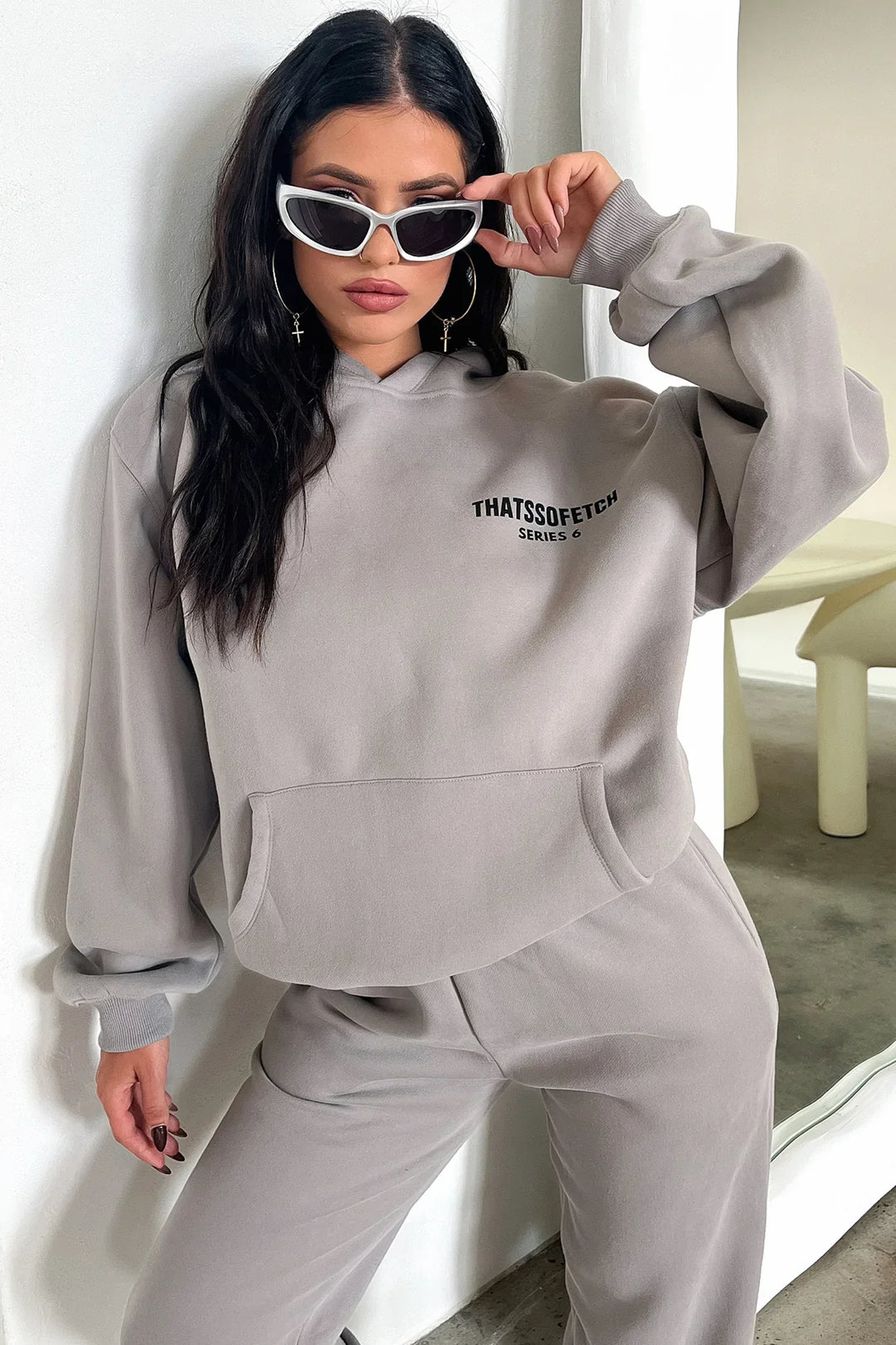 Women's oversized graphic hoodie with hood and kangaroo pocket
