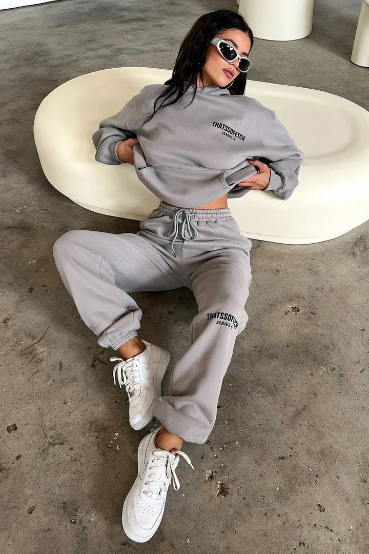 Women's oversized graphic hoodie with hood and kangaroo pocket