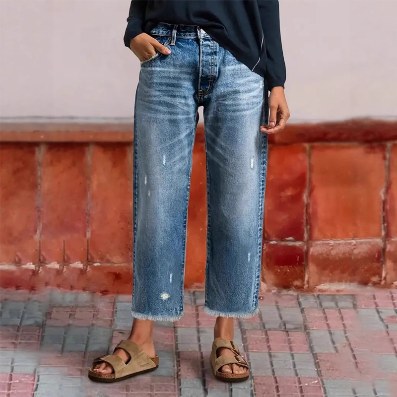 Women's cropped straight-leg jeans with high waist and distressed details