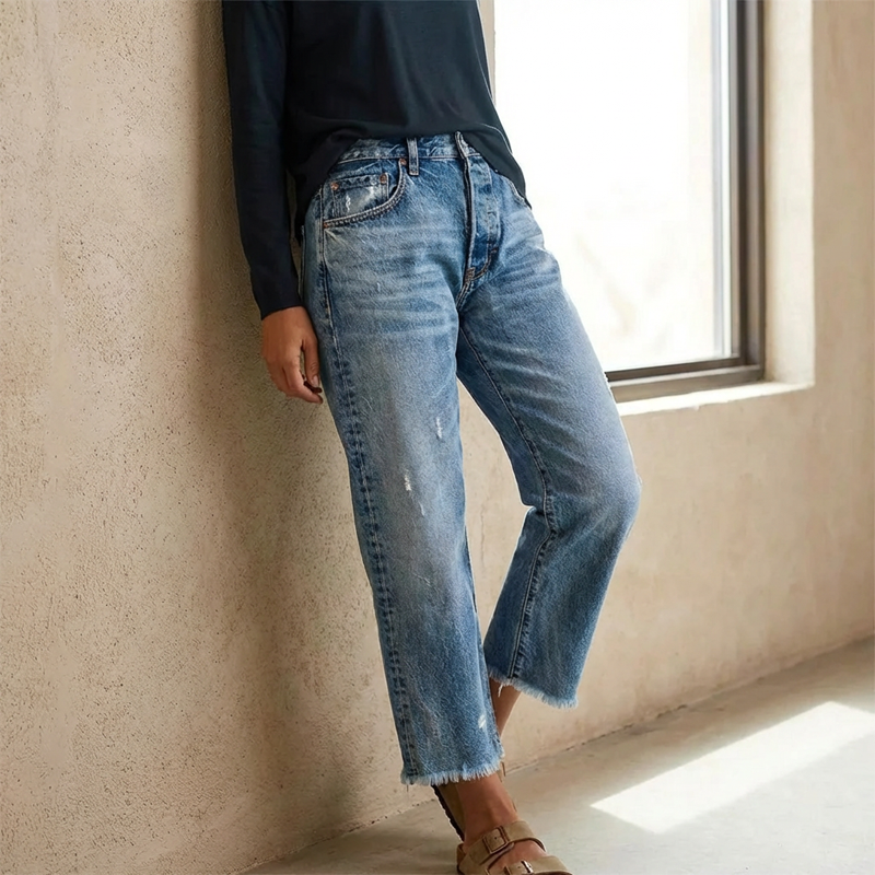 Women's cropped straight-leg jeans with high waist and distressed details