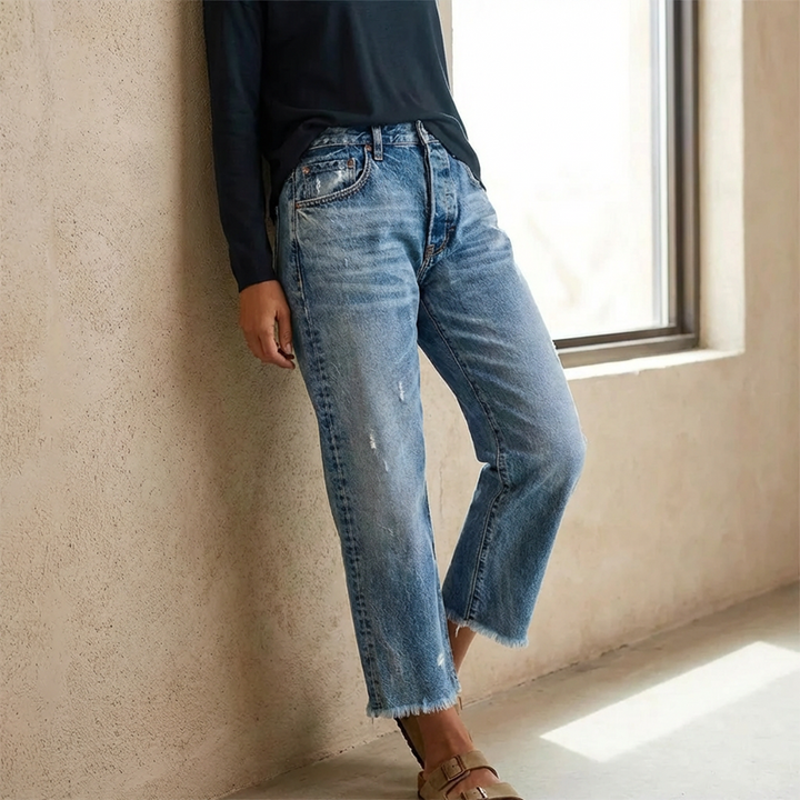 Women's cropped straight-leg jeans with high waist and distressed details